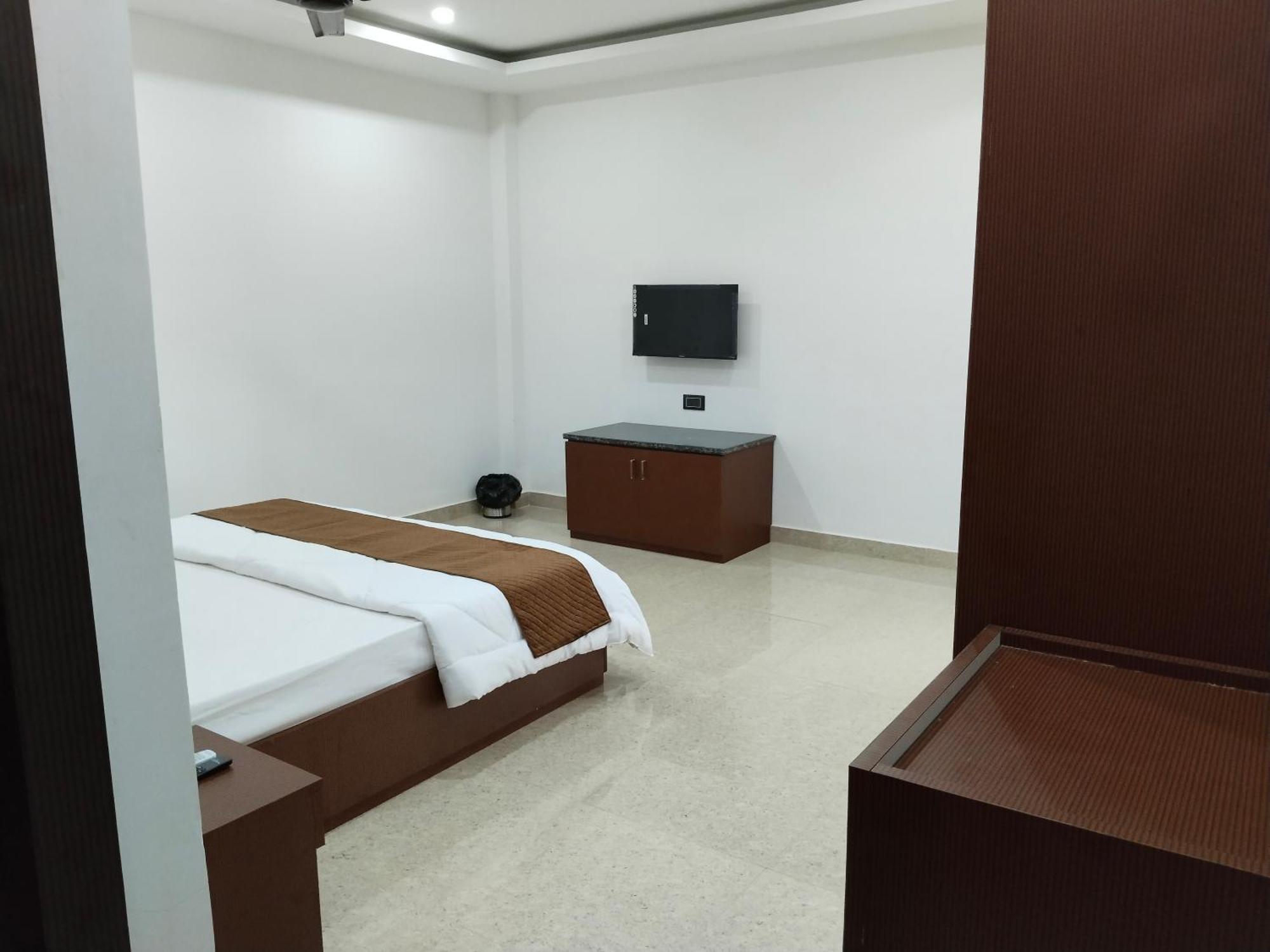 Griha Laxmi Hotel Дибругар Екстериор снимка